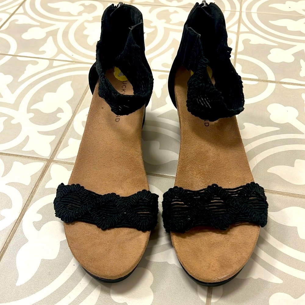 LUCKY 9 WEDGE SANDAL